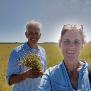 Lenno Vermaas en Eileen Blackmore op vlasveld van Wassenaar